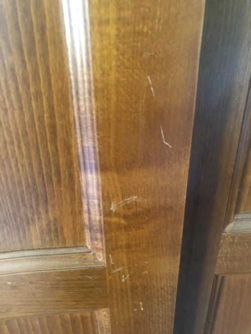 Armoire en bois avec porte coulissante