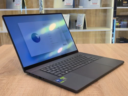 (VENDU) ASUS ROG ZEPHYRUS G16 2025 ULTRA 9 285H 32GB 1TB RTX 5070 16'' 2.5K OLED 240HZ