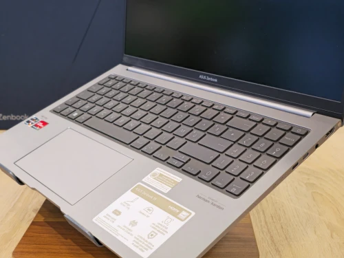 (VENDU) ASUS ZENBOOK UM3504D RYZEN 7-7735U 16G 512G SSD 15.6'' IPS WIN11 SOUS EMBALLAGE