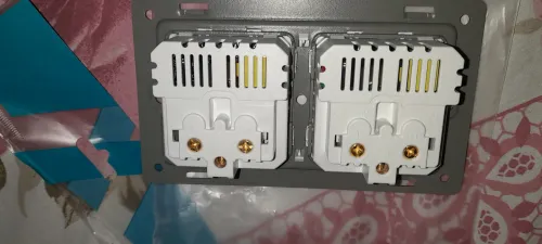 PRISES ELECTRIQUES ET INTERRUPTEUR 220 V
