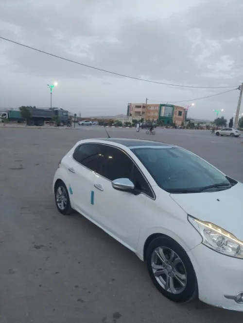 Peugeot 208 2015 Allure Facelift