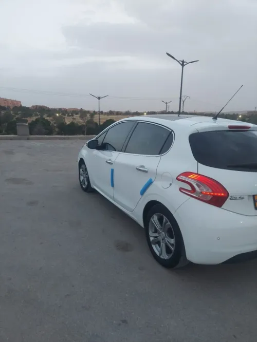 Peugeot 208 2015 Allure Facelift