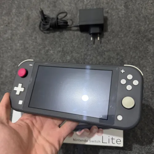 Nintendo switch lite flashé puce 32+64gb avec boite et chargeur plein des jeux