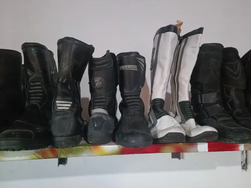 Les Boots spécial moto . Voir en bas la liste des modèles avec prix