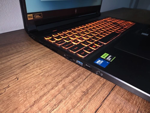 ACER NITRO V16 Core 7 240 RTX 5060 8GB
