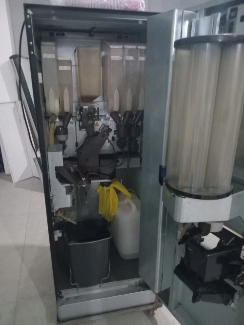 Distributeur cafe bianchi الة توزيع القهوة