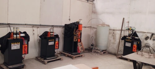 Equipement d'atelier semi-neuf avec guidage de production.