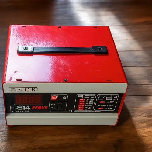 À vendre chargeur + testeur de la marque "FERVE" Espagnole ( pro matériel) en excellent état