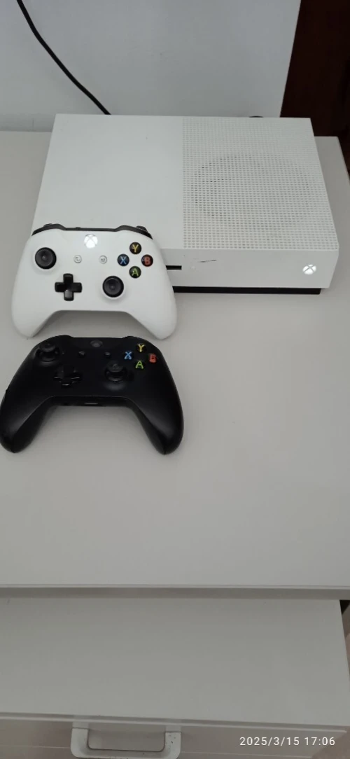 Xbox one s edition white 1 To + 1 manette 