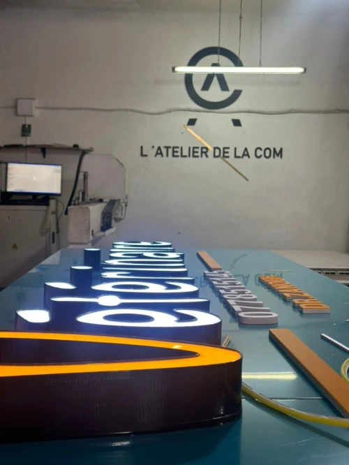 Enseignes publicitaires lumineuses  لوحات إشهارية مضيئة