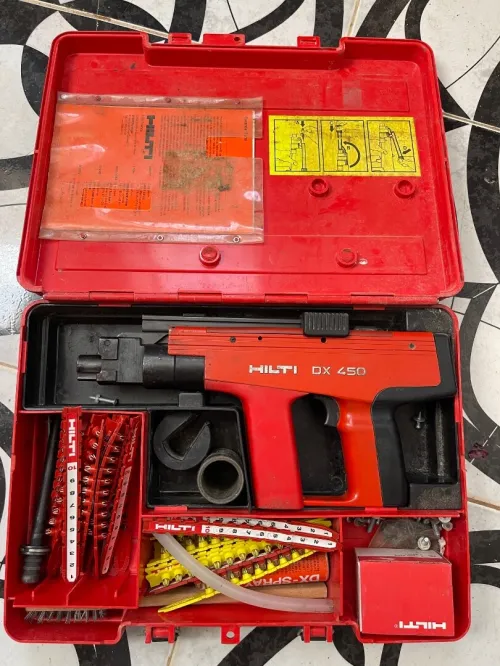 Cloueur hilti DX450