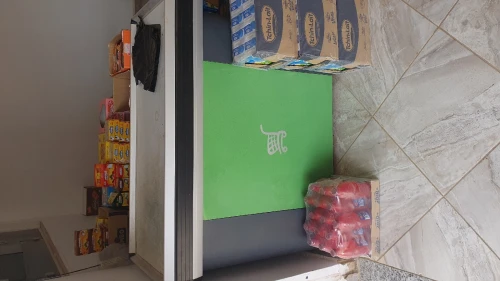 Frigo mural et etagere mural