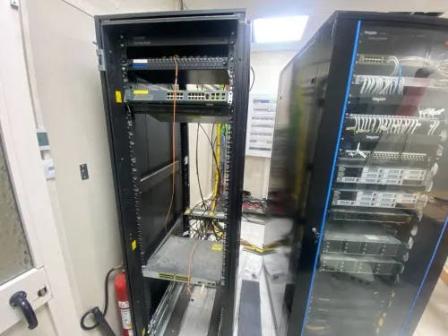 Installation de systèmes de réseau et de sécurité.تركيب أنظمة الشبكات والأمان