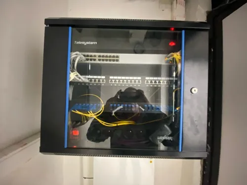 Installation de systèmes de réseau et de sécurité.تركيب أنظمة الشبكات والأمان