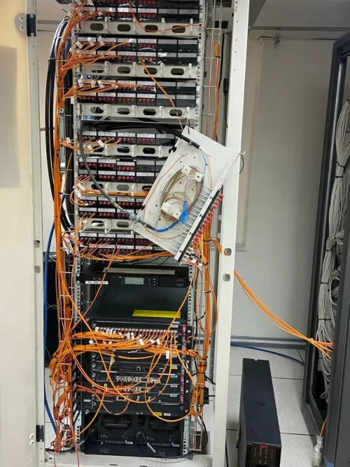 Installation de systèmes de réseau et de sécurité.تركيب أنظمة الشبكات والأمان