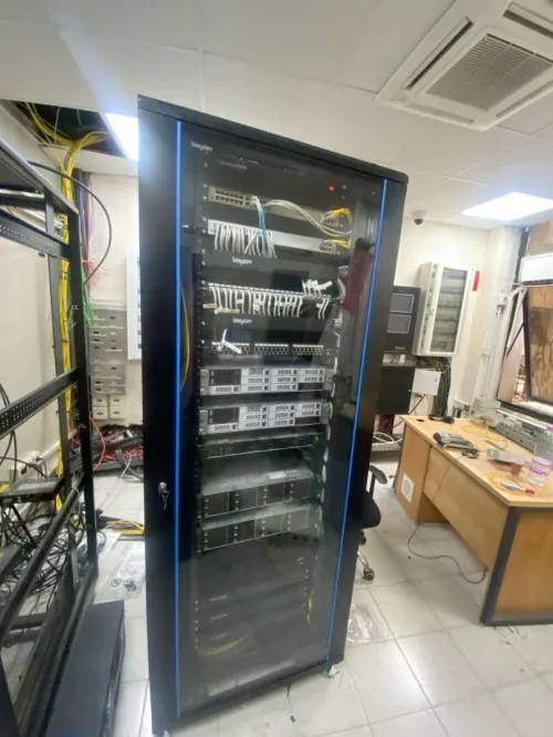 Installation de systèmes de réseau et de sécurité.تركيب أنظمة الشبكات والأمان