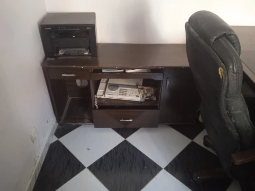 Bureau + 2 caisson + armoire + chaise PDG