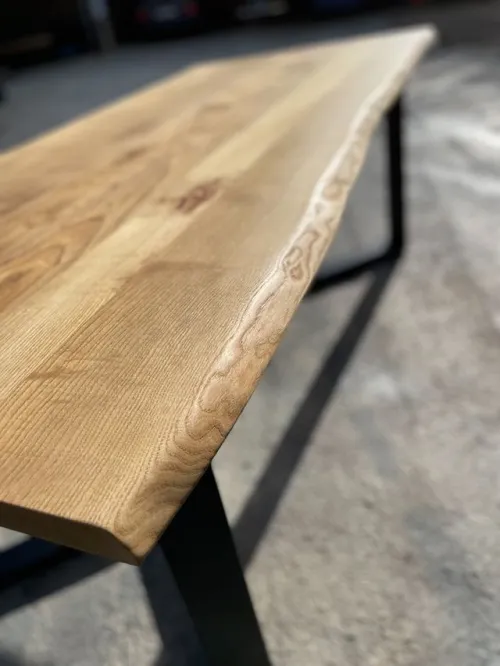 Table modern irrégulière 