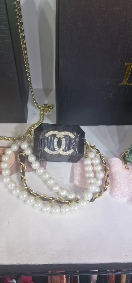 Prada chanelle Gutti Valentino hermes luis vitton