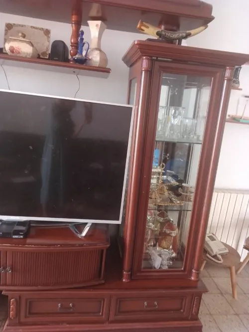 Meuble TV mural en bois massif avec vitrines Style classique