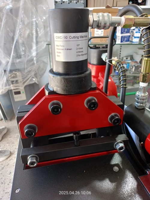 Machine hydraulique  pour jeu de barre 3 operation coupeuse-plieuse-perceuse