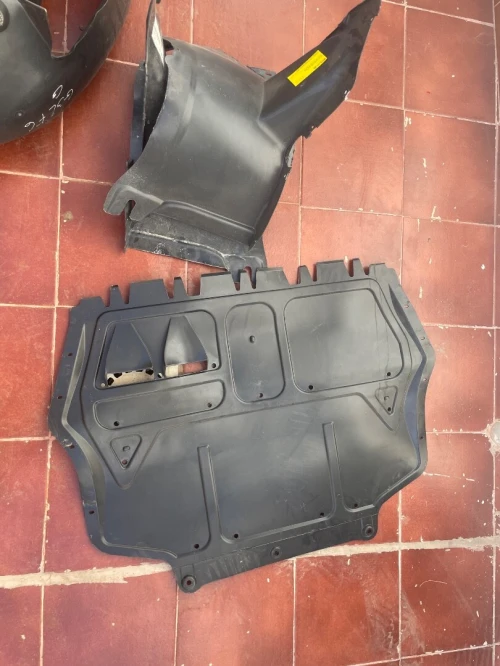 Cache poussière ou cash eoue et cash moteur golf 6