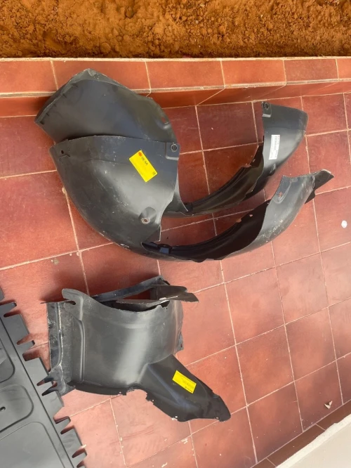 Cache poussière ou cash eoue et cash moteur golf 6