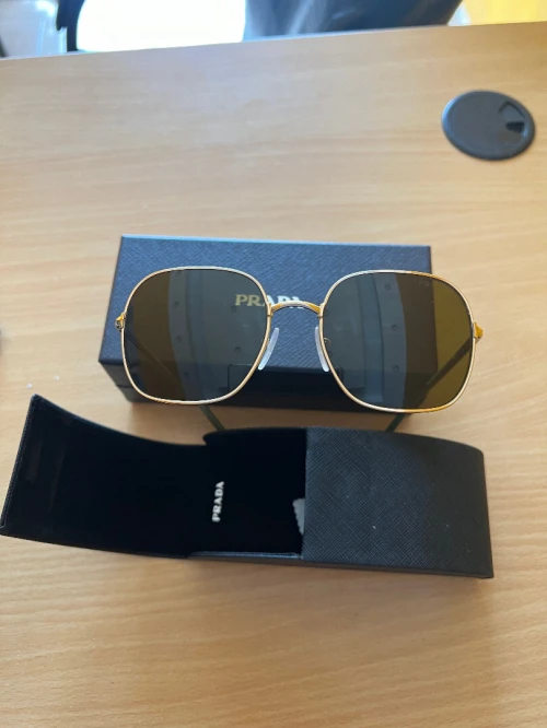 UNE BELLE PAIRE DE LUNETTES DE MARQUE PRADA