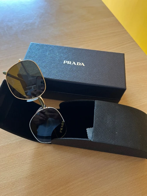 UNE BELLE PAIRE DE LUNETTES DE MARQUE PRADA