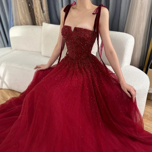 Robe de bal en maille perlée bordeaux