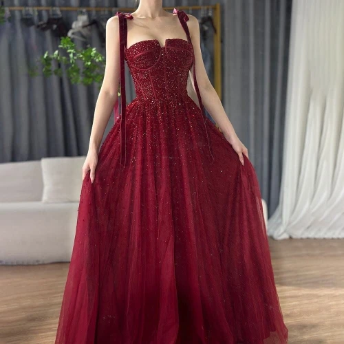 Robe de bal en maille perlée bordeaux