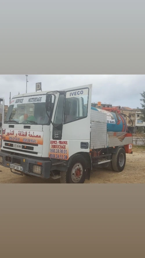 Camion hydrocureur débouchage curage des canalisations Vidange fosses. 