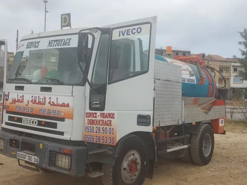 Camion hydrocureur débouchage curage des canalisations Vidange fosses. 