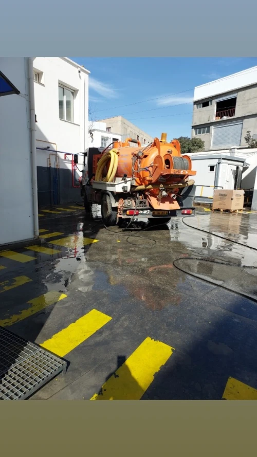 Camion hydrocureur vidangeur débouchageur