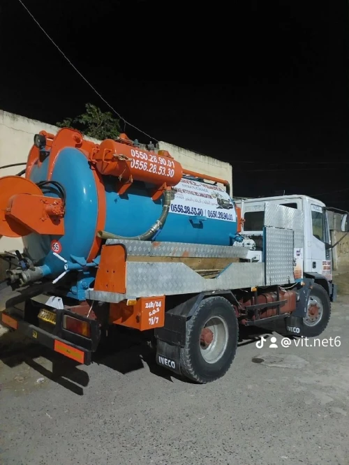 Camion hydrocureur vidangeur déboucheur d'egouts 