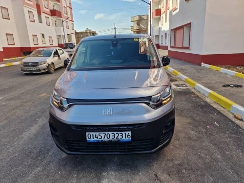 Fiat Doblo 2023 Van italien gris