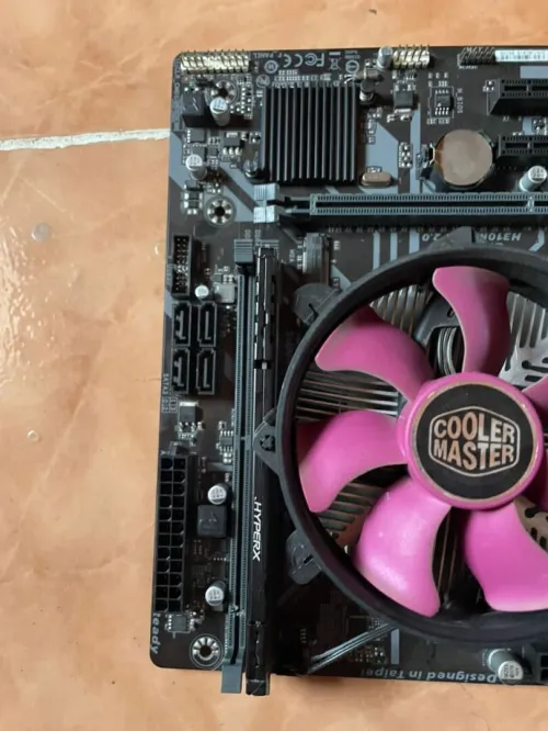 Gigabyte H310M / i3 9100F / 8Go DDR4