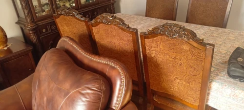 Salon en cuire avec sa table et l'argenterie ramène des USA