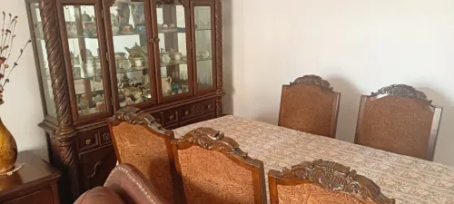 Salon en cuire avec sa table et l'argenterie ramène des USA