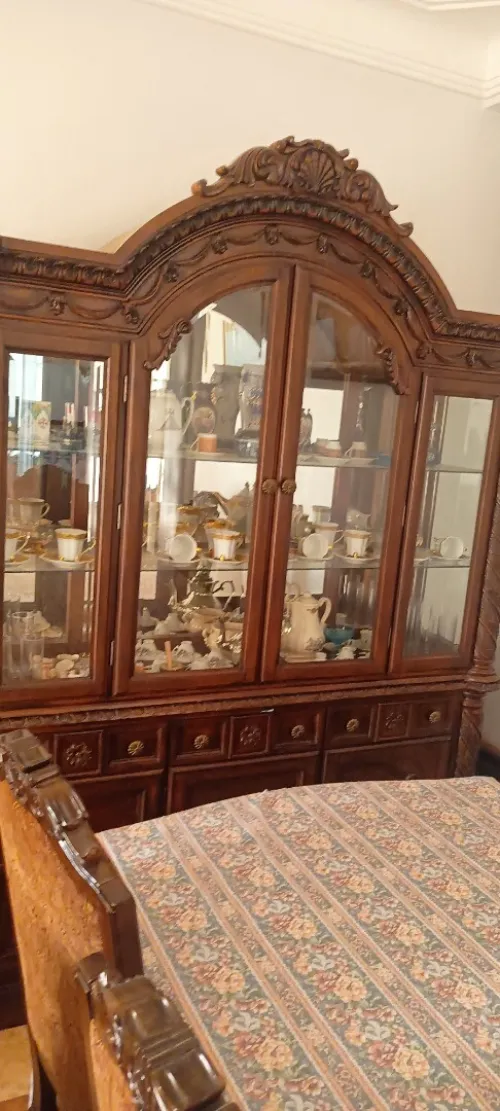 Salon en cuire avec sa table et l'argenterie ramène des USA