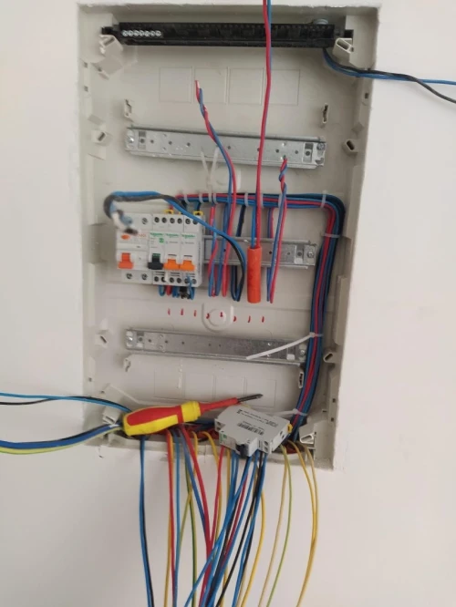 Électricien bâtiments est industriels