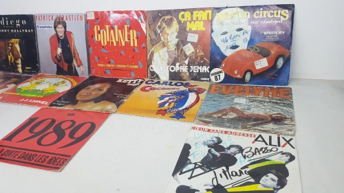 Musiques francaise en disques 45 tours en parfaite etat