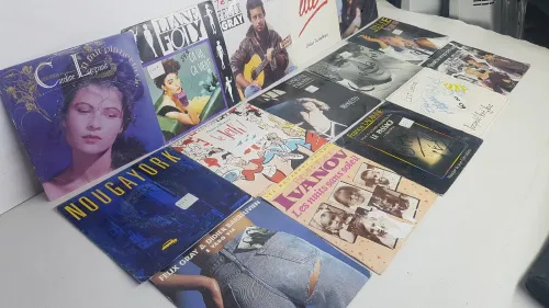 Musiques francaise en disques 45 tours en parfaite etat