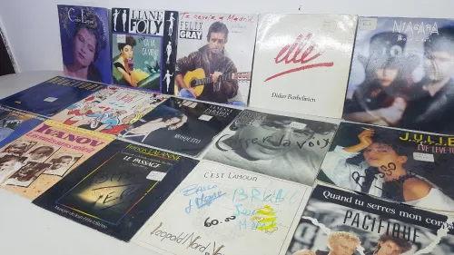 Musiques francaise en disques 45 tours en parfaite etat
