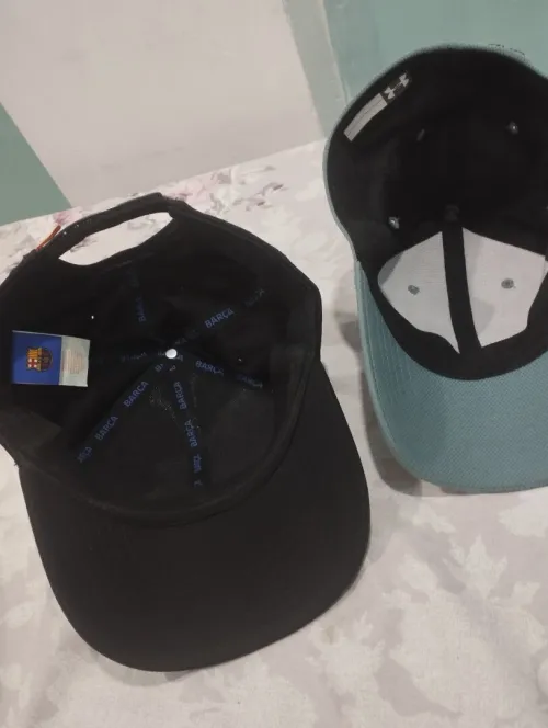 Casquette Under Armour verte originale + casquette noire FC Barcelone originale (produits Canadiens)