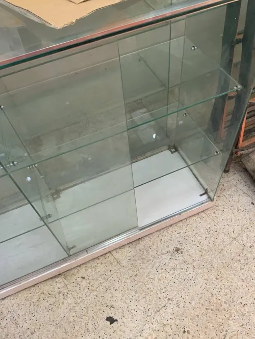 3 armoire + 2 vitrine +comptoir caiss