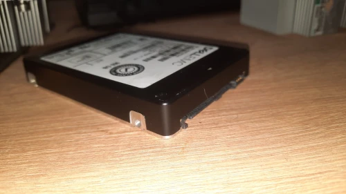 DUSQUE DELL SSD SAS 960 GIGA PRESQUE NEUF POUR SERVEUR ET WORKSTATION