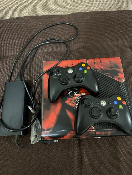 Xbox 360 Ultra slim avec 2 manettes 