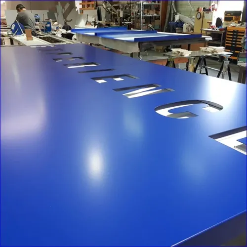 construction des panneaux publicitaire et enseignes lumineuses  en lettre en boitier