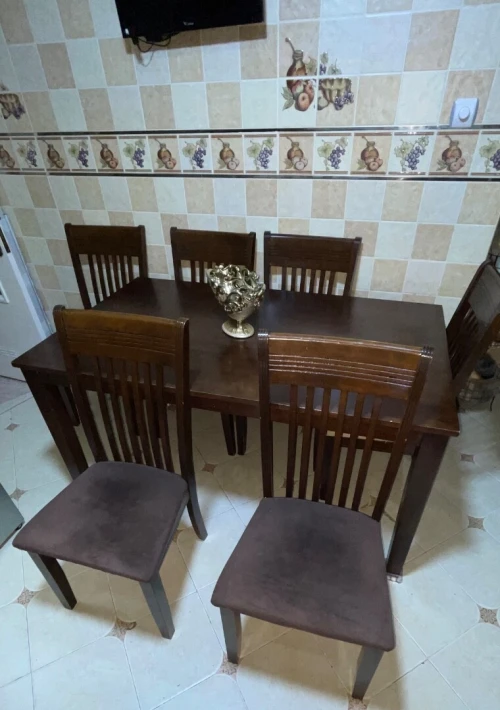Une  table à manger  avec 6  chaises